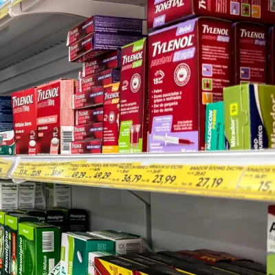 09/07/2026 - Brasília - farmácia, drogaria, medicamentos, remédios, saúde, doença, tratamento, paciente, médico, farmacêutico, hospital, clínica, consulta médica, receita médica, prescrição médica, laboratório, comprimido, cápsula, xarope, injeção, vacina, antibiótico, analgésico, anti-inflamatório, vitaminas, suplemento, sintomas, diagnóstico, exame médico, prevenção, imunização, pressão arterial, diabetes, hipertensão, gripe, febre, dor, alergia, infecção, vírus, bem-estar, higiene, termômetro, antisséptico, medicamentos genéricos, bula, dosagem, automedicação, farmácia 24 horas, assistência farmacêutica. Foto: Rafa Neddermeyer/Agência Brasil