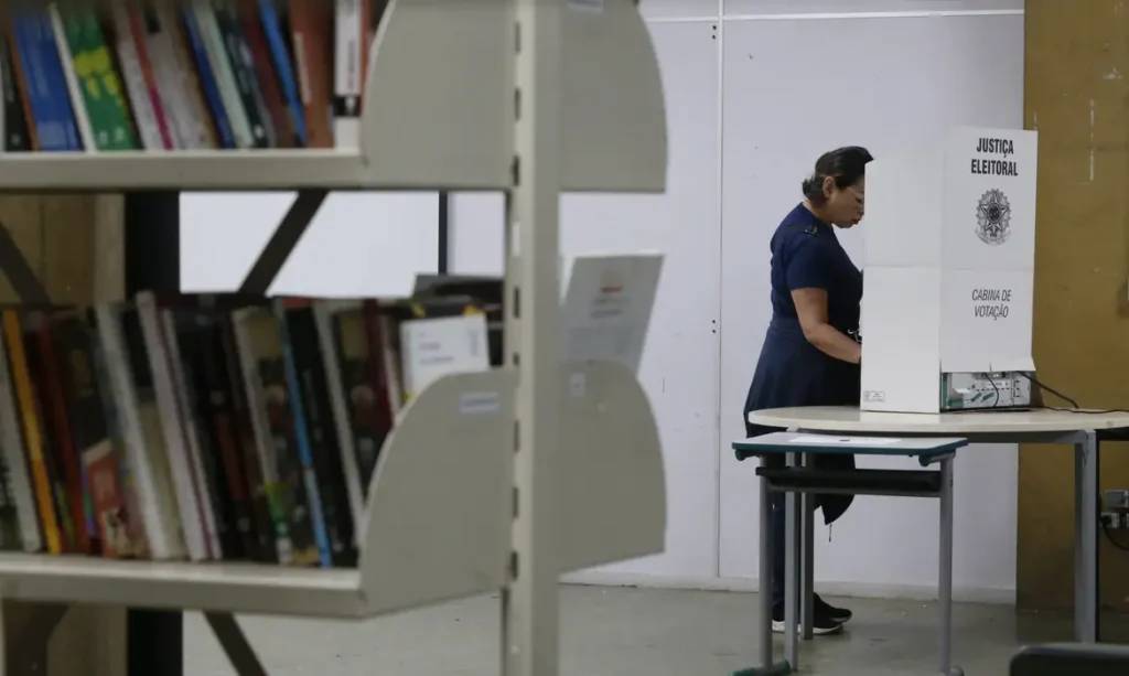 São Paulo (SP), 27/10/2024 - Eleitores comparecem para votação no segundo turno das eleições para prefeito no Escola Estadual Caetano de Campos. Foto: Paulo Pinto/Agência Brasil