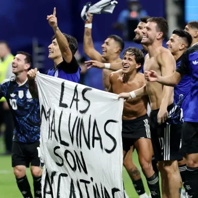 Soccer Football - FIFA World Cup 2026 - Semi Final - England v Argentina - Atlanta Stadium, Atlanta, Georgia, U.S. - July 15, 2026 Argentina's Lisandro Martinez and Giovani Lo Celso celebrate with a Falkland Islands related banner after the match as Argentina qualify for the final of the World Cup REUTERS/Amanda Perobelli TPX IMAGES OF THE DAY