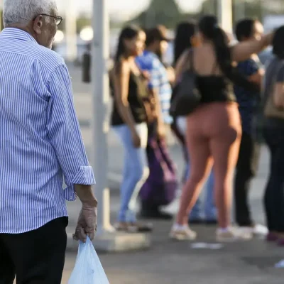 Idosos na região central de Brasília.