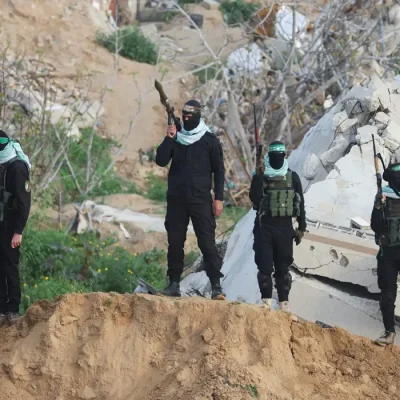 Militantes palestinos do Hamas montam guarda no dia em que o Hamas entrega os reféns falecidos, sequestrados durante o ataque mortal de 7 de outubro de 2023, à Cruz Vermelha, como parte de um acordo de cessar-fogo e troca de reféns e prisioneiros entre o Hamas e Israel, em Khan Younis, no sul da Faixa de Gaza, em 20 de fevereiro de 2025
REUTERS/Ramadan Abed