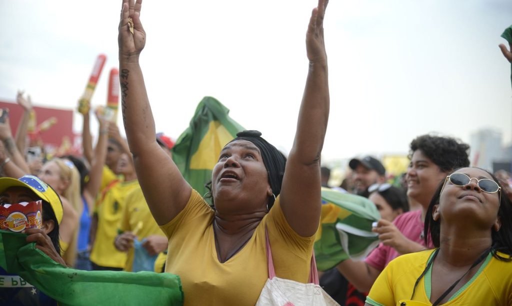 Torcedores comemoram gols do Brasil contra a Coreia do Sul pela Copa do Mundo 2022, no Fifa Fan Festival, em Copacabana, no Rio de Janeiro