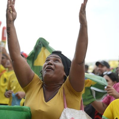 Torcedores comemoram gols do Brasil contra a Coreia do Sul pela Copa do Mundo 2022, no Fifa Fan Festival, em Copacabana, no Rio de Janeiro