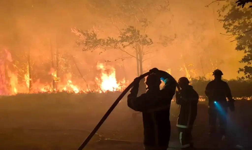Bombeiros correm para conter incêndios florestais que ocorrem no sudoeste da França. Foto: Frame/ Reuters/ Proibido reprodução