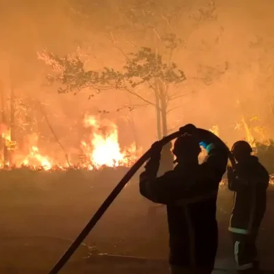 Bombeiros correm para conter incêndios florestais que ocorrem no sudoeste da França. Foto: Frame/ Reuters/ Proibido reprodução