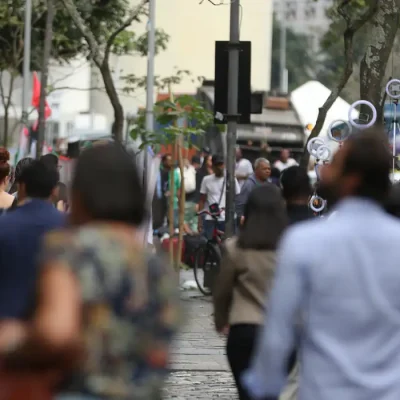 Movimentação de pessoas nas ruas do centro da cidade.