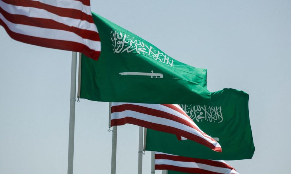Bandeiras dos EUA e da Arábia Saudita ao longo de uma rodovia em Riad
12 de maio de 2025 REUTERS/Hamad I Mohammed