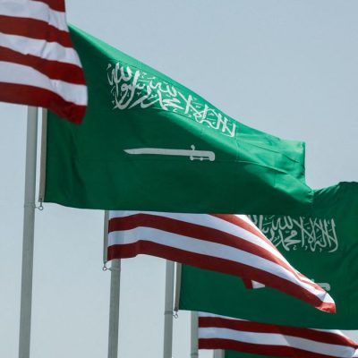 Bandeiras dos EUA e da Arábia Saudita ao longo de uma rodovia em Riad
12 de maio de 2025 REUTERS/Hamad I Mohammed