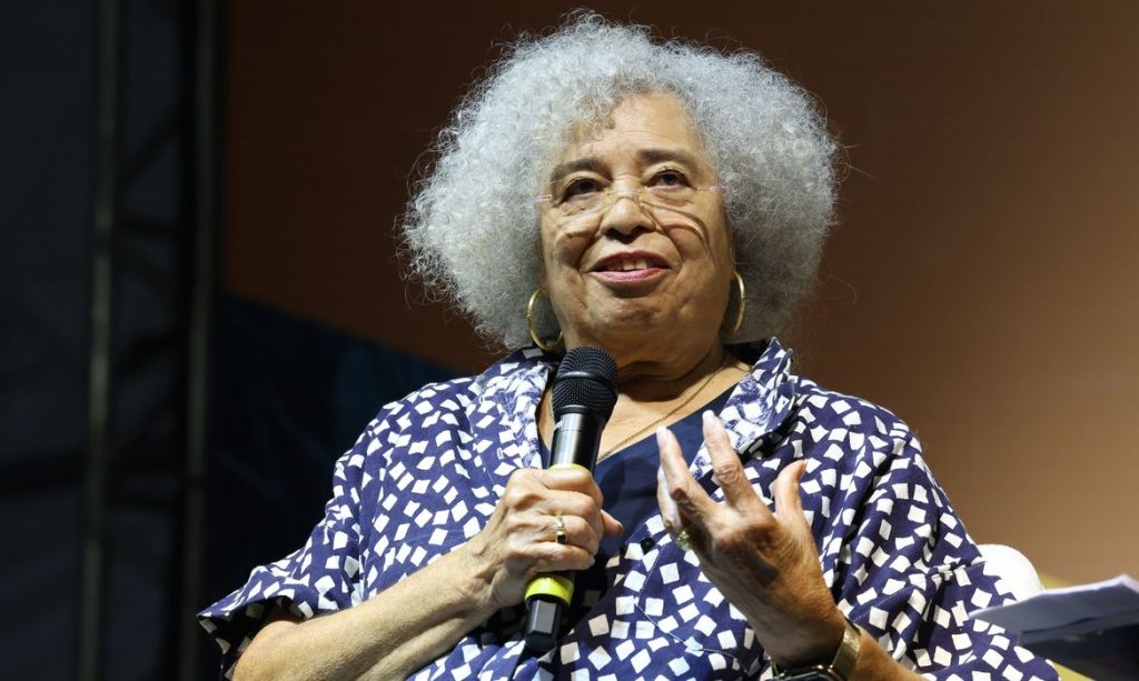 Paraty (RJ), 25/07/2026 - A filósofa e escritora Angela Davis participa da mesa América e África: uma conversa Atlântica durante a 24ª Festa Literária Internacional de Paraty - FLIP, no Sesc RJ. Foto: Rovena Rosa/Agência Brasil