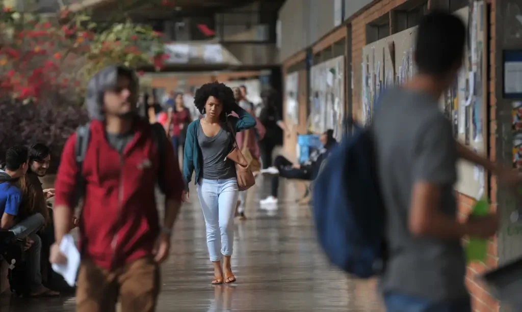 UnB foi a primeira universidade federal a adotar sistema de cotas raciaisUnB reserva vagas para negros desde o vestibular de 2004Percentual de negros com diploma cresceu quase quatro vezes desde 2000, segundo IBGE