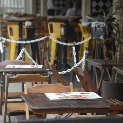 Bares e restaurantes de Botafogo ficam vazios na hora do almoço, no Rio de Janeiro.