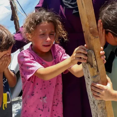 Children react as Palestinians inspect the site of an Israeli strike on a tent at a camp sheltering displaced people, in Gaza City, July 7, 2026. REUTERS/Ebrahim Hajjaj TPX IMAGES OF THE DAY