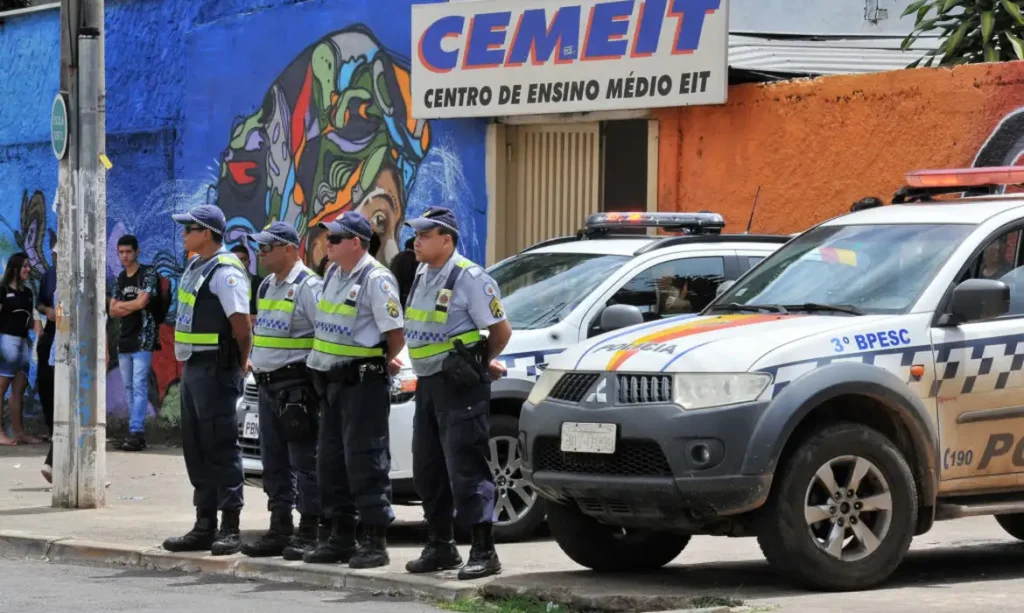 Brasília (DF), 06/07/2026 - FOTO DE ARQUIVO - Agentes da Polícia Militar do DF em frente a escola Centro de Ensino Médio EIT. Foto: Renato Araújo/Agência Brasília