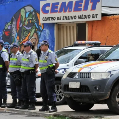 Brasília (DF), 06/07/2026 - FOTO DE ARQUIVO - Agentes da Polícia Militar do DF em frente a escola Centro de Ensino Médio EIT. Foto: Renato Araújo/Agência Brasília