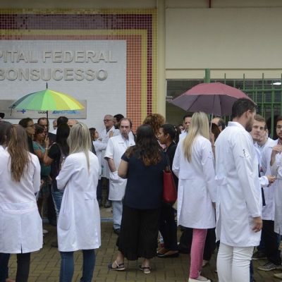 Rio de Janeiro - O Conselho Regional de Medicina do Estado do Rio de Janeiro (Cremerj) faz coletiva de imprensa, na porta do Hospital Federal de Bonsucesso (Tânia Rêgo/Agência Brasil)