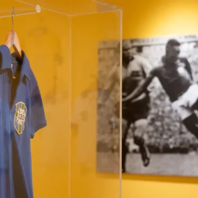 A camisa que a lenda do futebol brasileiro Pelé usou na final da Copa do Mundo da FIFA de 1958, na casa de leilões Sotheby’s, em Nova York
1º de julho de 2026 REUTERS/Jordan Tovin