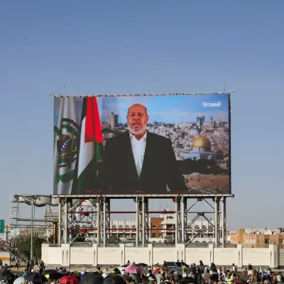 Manifestantes, principalmente simpatizantes dos houthis, observam Khalil al-Hayya, do Hamas, em um telão, durante manifestação em apoio ao Hezbollah do Líbano e aos palestinos na Faixa de Gaza, em Sanaa, no Iêmen18 de outubro de 2024REUTERS/Khaled Abdullah