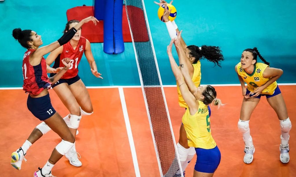 EUA -  12/07/2026  A seleção brasileira feminina de vôlei foi derrotada na noite de sábado para os Estados Unidos, por 3 sets a 0, em jogo válido pela Liga das Nações de Vôlei 2022. Foto:  FIVB