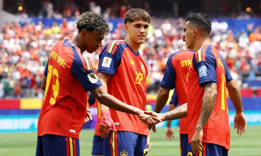 Soccer Football - FIFA World Cup 2026 - Round of 32 - Spain v Austria - Los Angeles Stadium, Inglewood, California, U.S. - July 2, 2026 Spain's Pedro Porro celebrates scoring their second goal with Lamine Yamal and Pau Cubarsi REUTERS/Lisi Niesner