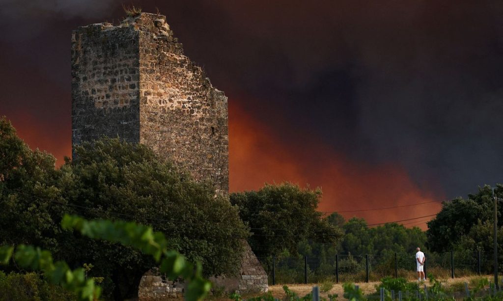 Fumaça se espalha perto de uma ruína na vila de Cotignac, no departamento de Var, na França, após um incêndio florestal, em 21 de julho de 2026. REUTERS/Manon Cruz/ Proibido reprodução