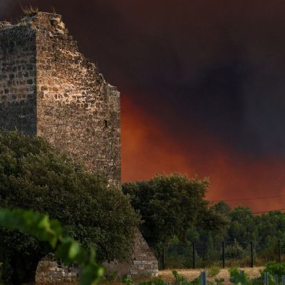 Fumaça se espalha perto de uma ruína na vila de Cotignac, no departamento de Var, na França, após um incêndio florestal, em 21 de julho de 2026. REUTERS/Manon Cruz/ Proibido reprodução