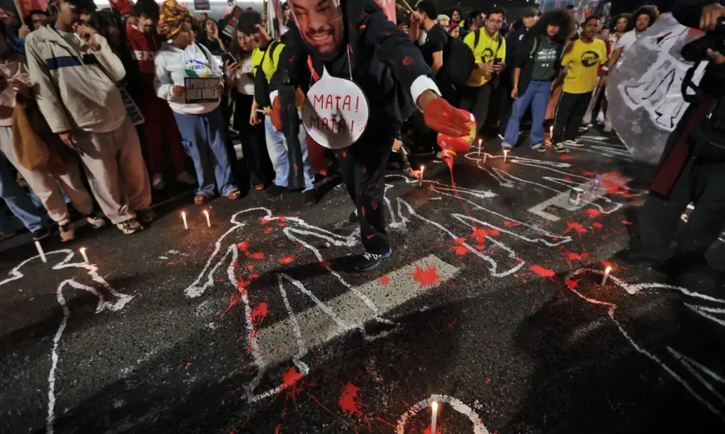 São Paulo (SP), 31/10/2025 - Pessoas na Avenida Paulista durante manifestação contra a operação policial Contenção no Rio de Janeiro. Foto: Paulo Pinto/Agência Brasil