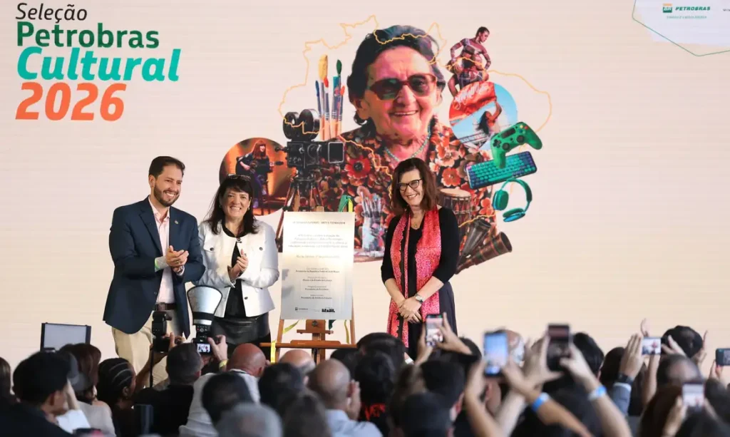 Rio de Janeiro (RJ), 01/07/2026 – O secretário-executivo do Ministério da Cultura (MinC), Márcio Tavares, a presidente do Instituto Futuros Sara Crosman e a presidente da Petrobras, Magda Chambriard durante descerramento de placa alusiva ao lançamento do Petrobras Futuros, na Seleção Pública Petrobras Cultural 2026, no Rio de Janeiro. Foto: Tomaz Silva/Agência Brasil