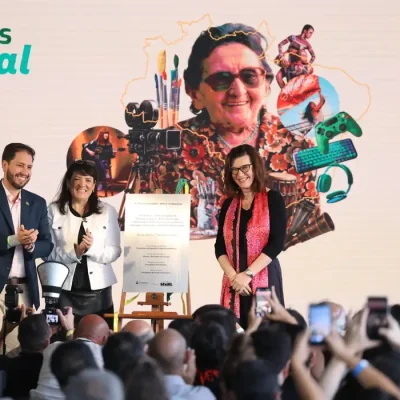 Rio de Janeiro (RJ), 01/07/2026 – O secretário-executivo do Ministério da Cultura (MinC), Márcio Tavares, a presidente do Instituto Futuros Sara Crosman e a presidente da Petrobras, Magda Chambriard durante descerramento de placa alusiva ao lançamento do Petrobras Futuros, na Seleção Pública Petrobras Cultural 2026, no Rio de Janeiro. Foto: Tomaz Silva/Agência Brasil