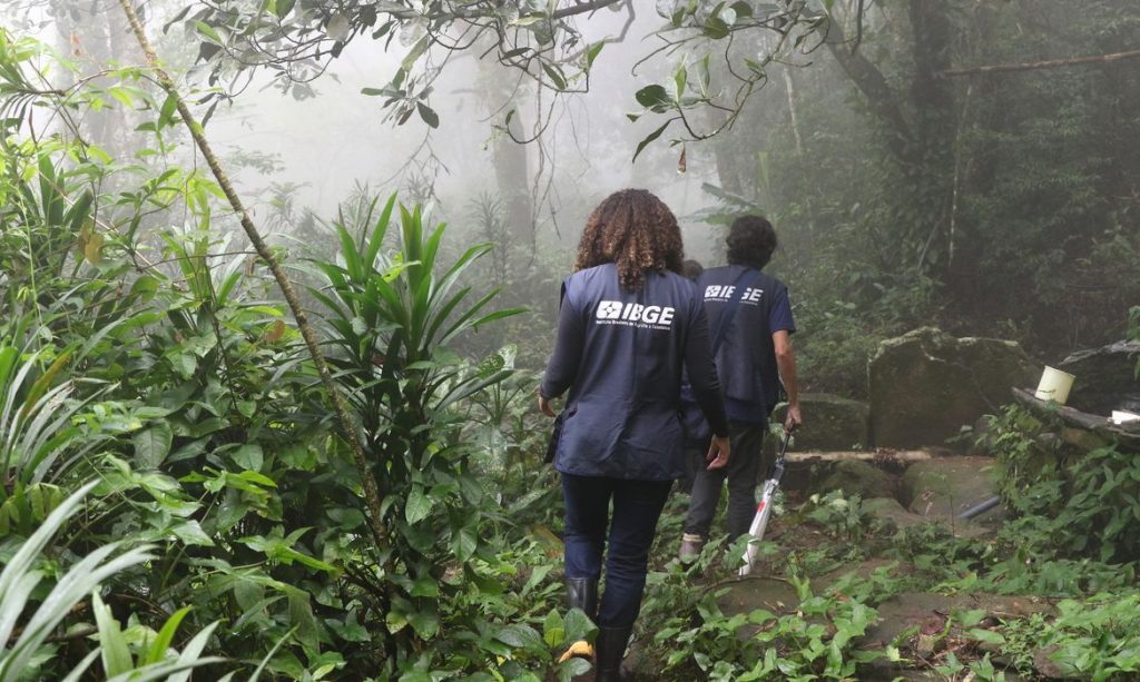Recenseadores do IBGE percorrem as trilhas da comunidade quilombola de Pedra Bonita, no Alto da Boa Vista. Censo demográfico do IBGE identifica pela primeira vez a população e o território das comunidades quilombolas no Brasil.