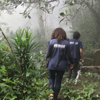 Recenseadores do IBGE percorrem as trilhas da comunidade quilombola de Pedra Bonita, no Alto da Boa Vista. Censo demográfico do IBGE identifica pela primeira vez a população e o território das comunidades quilombolas no Brasil.