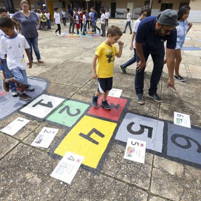 Brasília - Alunos da Escola Classe 29 de Taguatinga participam de atividades do projeto Adasa na Escola, que ensina crianças a ajudar na preservação da água (Marcelo Camargo/Agência Brasil)