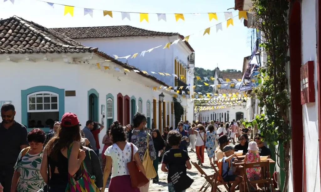 Paraty (RJ), 02/08/2025 - Centro Histórico de Paraty durante a 23ª Festa Literária Internacional de Paraty - Flip. Foto: Rovena Rosa/Agência Brasil