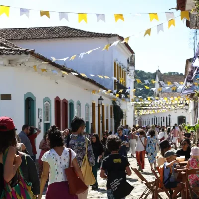 Paraty (RJ), 02/08/2025 - Centro Histórico de Paraty durante a 23ª Festa Literária Internacional de Paraty - Flip. Foto: Rovena Rosa/Agência Brasil