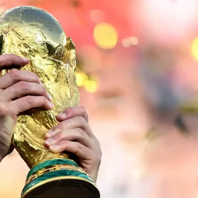 Troféu da Copa do Mundo de Futebol. Soccer Football - FIFA World Cup 2026 - Final - Spain v Argentina - New York/New Jersey Stadium, East Rutherford, New Jersey, U.S. - July 19, 2026 Spain's Aymeric Laporte lifts the World Cup trophy as he celebrates winning the World Cup REUTERS/Dylan Martinez     TPX IMAGES OF THE DAY