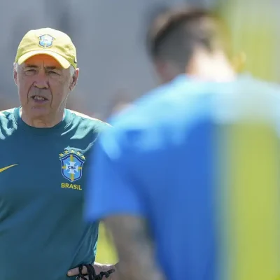 Técnico Ancelotti durante treino da seleção brasileira nos Estados Unidos