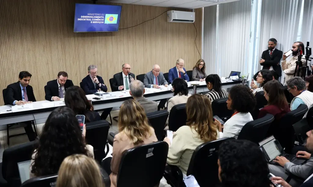 Brasília (DF), 14/07/2026 - Ministro do Desenvolvimento, Indústria, Comércio e Serviços (MDIC), Geraldo Alckmin, fala durante declaração à imprensa a respeito do recente anúncio do USTR de imposição de tarifas contra produtos brasileiros, na sala de coletivas do Palácio Itamaraty. Foto: Valter Campanato/Agência Brasil
