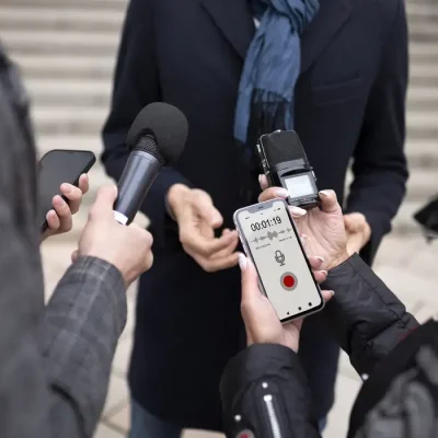 Entrevista com microfones. Foto: Freepick