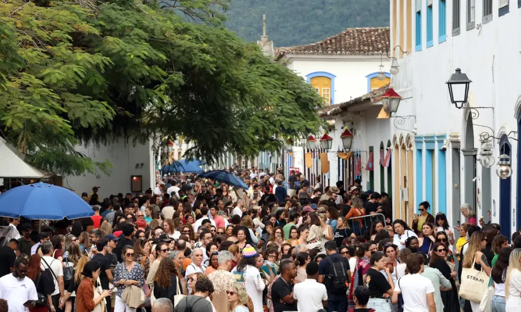 Paraty (RJ), 25/07/2026 - Público da 24ª Festa Literária Internacional de Paraty - FLIP no centro histórico. Foto: Rovena Rosa/Agência Brasil