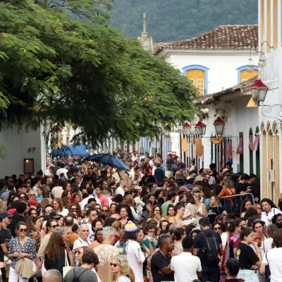 Paraty (RJ), 25/07/2026 - Público da 24ª Festa Literária Internacional de Paraty - FLIP no centro histórico. Foto: Rovena Rosa/Agência Brasil