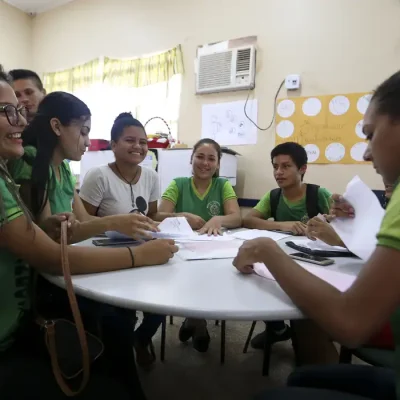 Alunos da escola estadual Raymundo Sá, no município de Autazes, interagem virtualmente com professores e alunos durante aula a distância produzida no Centro Nacional de Mídias de Educação.