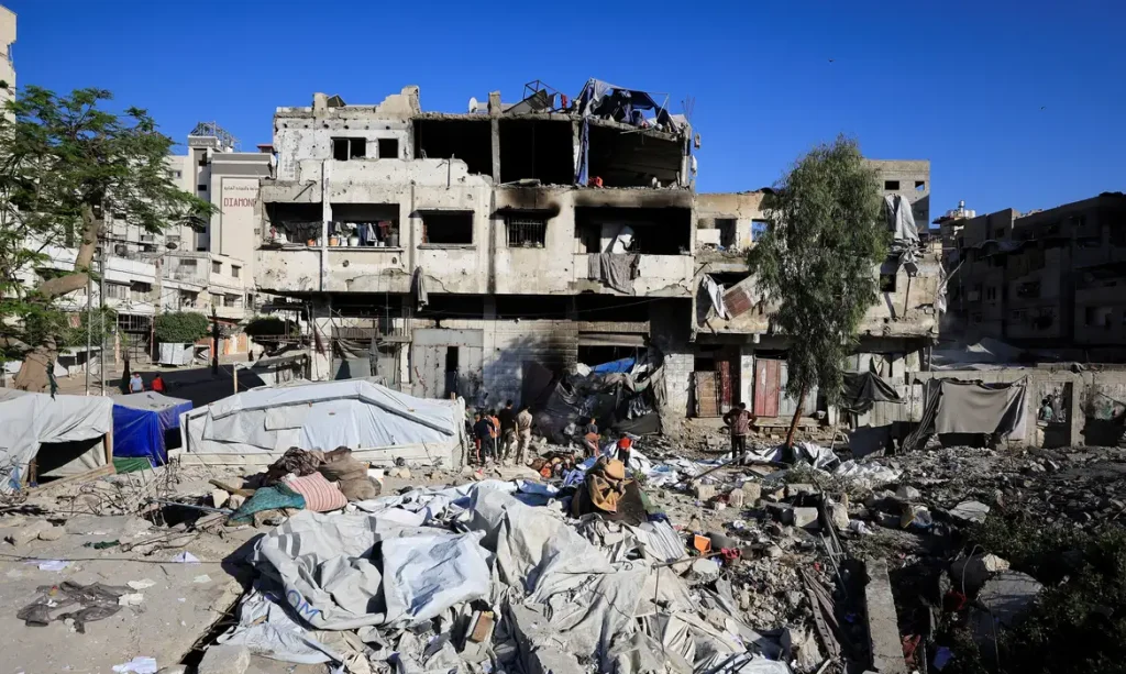 Palestinos inspecionam os danos no local de um ataque israelense na cidade de Gaza
28 de maio de 2026 REUTERS/Dawoud Abu Alkas