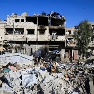 Palestinos inspecionam os danos no local de um ataque israelense na cidade de Gaza
28 de maio de 2026 REUTERS/Dawoud Abu Alkas