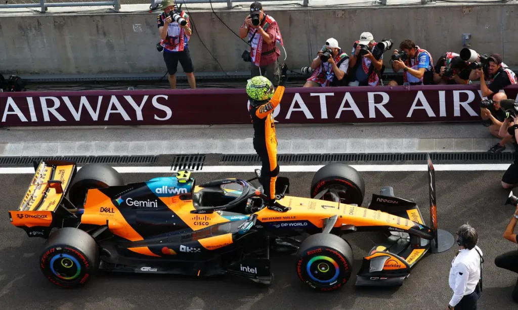 Lando Norris, da McLaren, comemora após conquistar a pole position na qualificação para GP da Hungria.
REUTERS/Bernadett Szabo