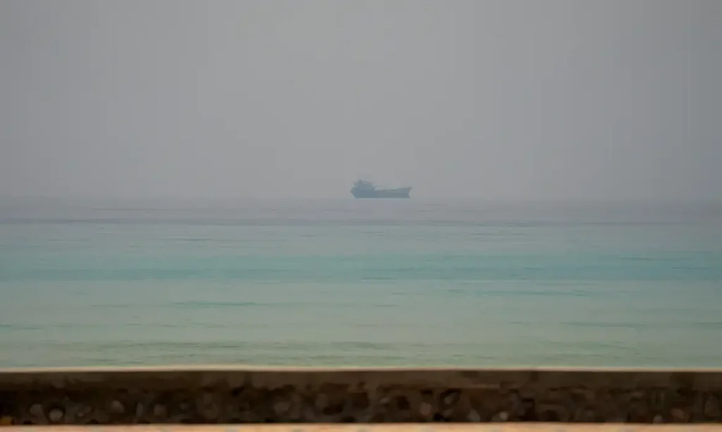 MUSANDAM - 11/07/2026 - Uma Embarcação no Estreito de Ormuz, vista de Musandam, Omã. REUTERS/Stringer/Proibida Reprodução
