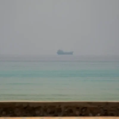 MUSANDAM - 11/07/2026 - Uma Embarcação no Estreito de Ormuz, vista de Musandam, Omã. REUTERS/Stringer/Proibida Reprodução