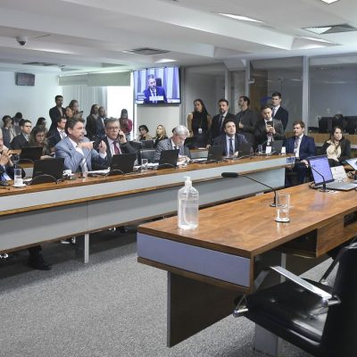 Comissão de Serviços de Infraestrutura (CI) realiza reunião deliberativa com 24 itens. Entre eles, o PL 4.443/2025, que dispõe sobre a Política Nacional de Minerais Críticos e Estratégicos.
À mesa, presidente da CI, senador Marcos Rogério (PL-RO), conduz reunião.
Bancada:
senador Rogério Carvalho (PT-SE);
senador Astronauta Marcos Pontes (PL-SP);
relator do PL 4.443/2025, senador Wilder Morais (PL-GO);
senador Laércio Oliveira (PP-SE);
senador Jaime Bagattoli (PL-RO).
Foto: Carolina Curi/Agência Senado