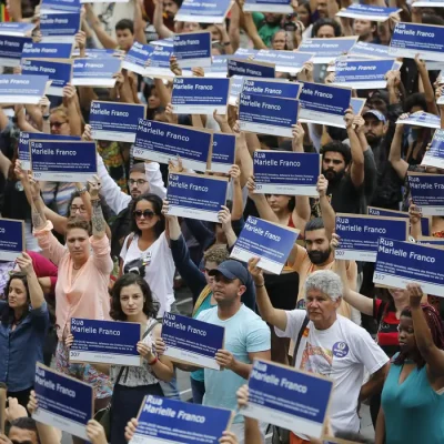 Distribuição de réplicas de placas de rua com nome da Marielle Franco , em frente à Câmara, na Cinelândia, marca o dia em que o assassinato da vereadora completa sete meses.