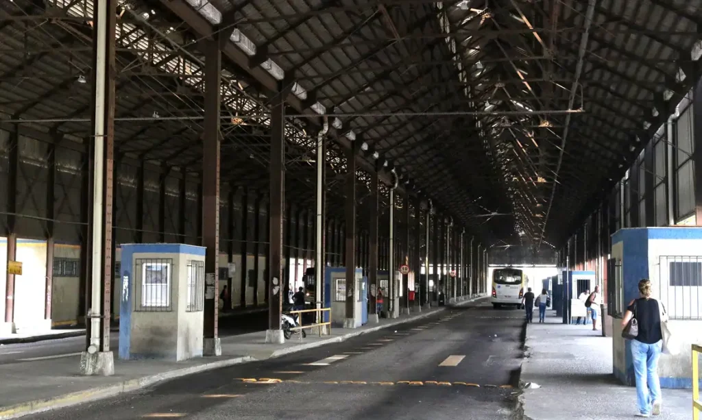 Greve dos rodoviários provoca paralisação da frota de ônibus da cidade e aglomerações nos pontos de parada.