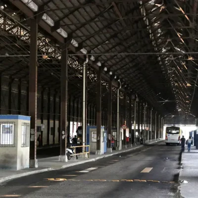 Greve dos rodoviários provoca paralisação da frota de ônibus da cidade e aglomerações nos pontos de parada.