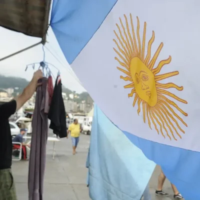Com o Terreirão do Samba lotado, a Praça da Apoteose, no Sambódromo, foi aberta para acomodar os argentinos e seus carros, que continuam chegando para final da Copa do Mundo (Tânia Rêgo/Agência Brasil)